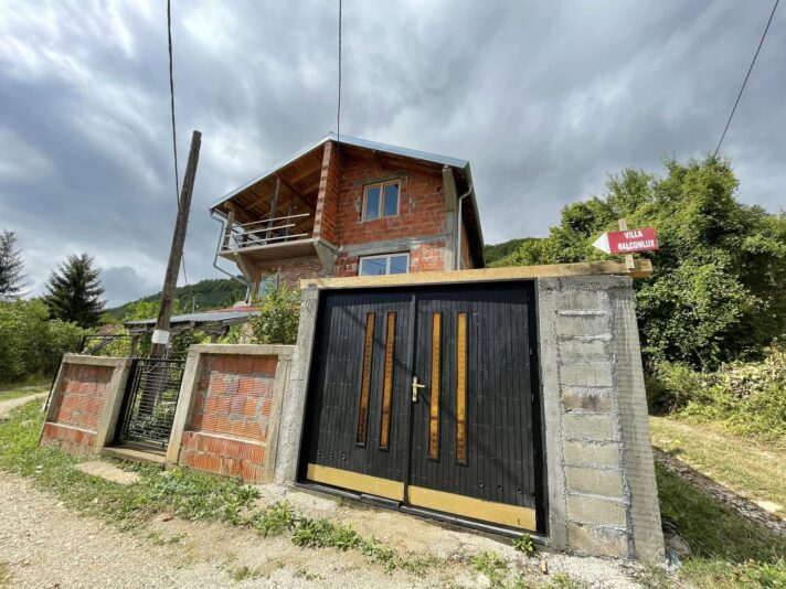 Na prodaju vikend kuća na Zavojskom jezeru